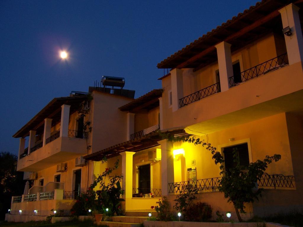 Rising Sun Apartments & Studios Беницес Екстериор снимка