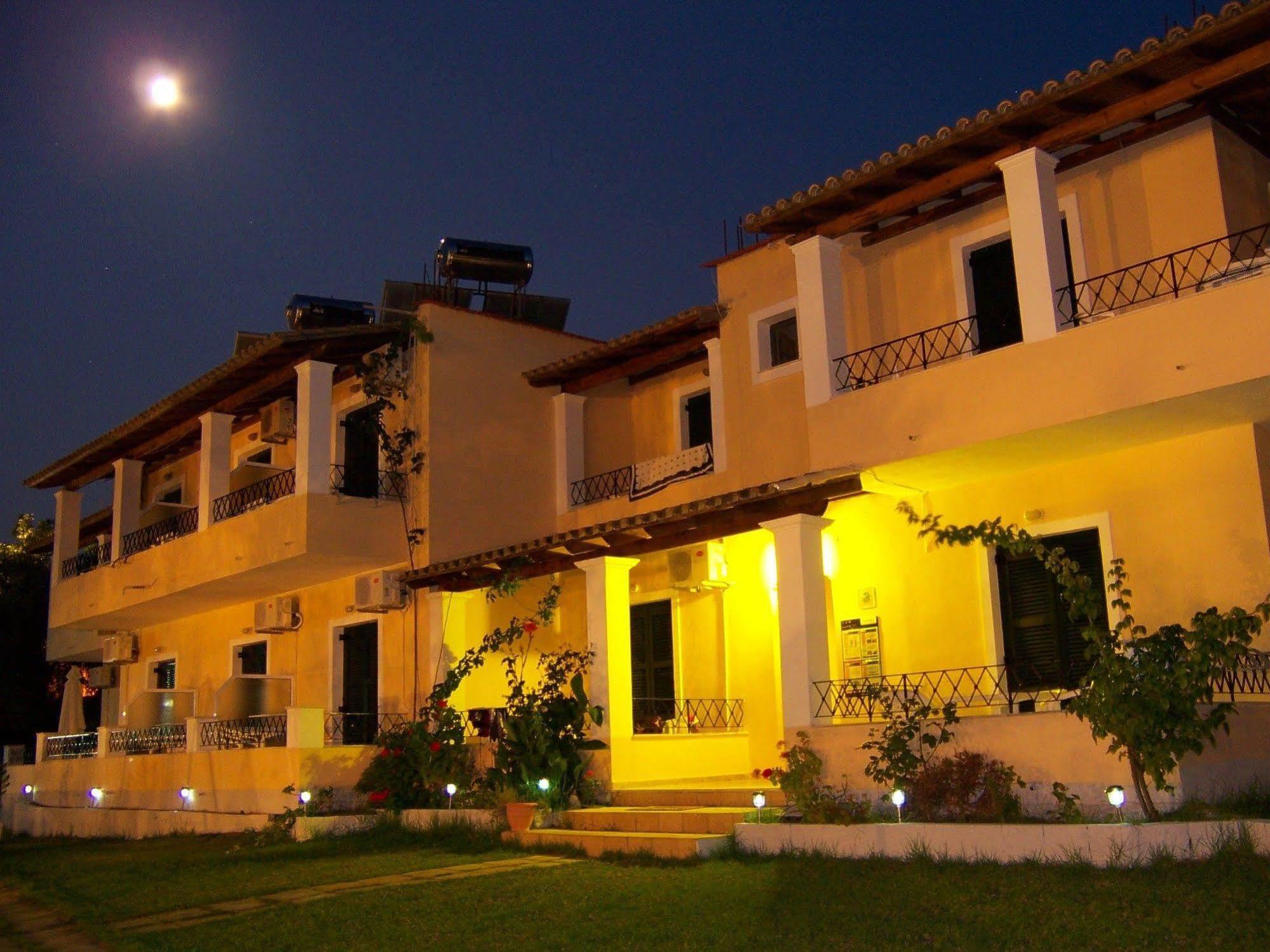 Rising Sun Apartments & Studios Беницес Екстериор снимка