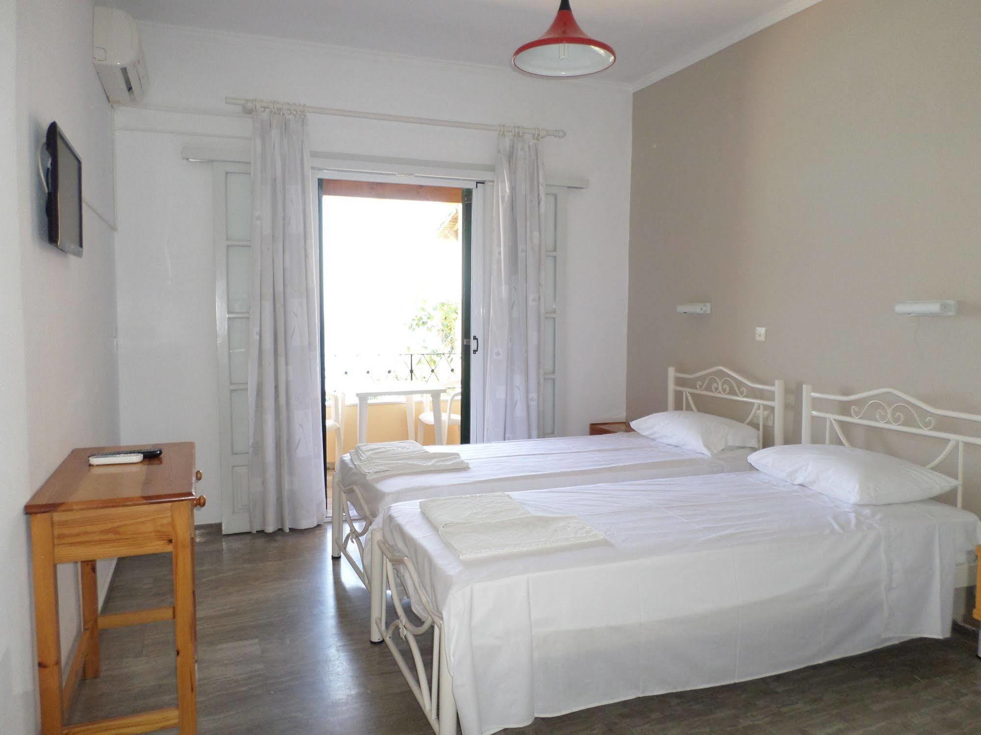Rising Sun Apartments & Studios Беницес Екстериор снимка