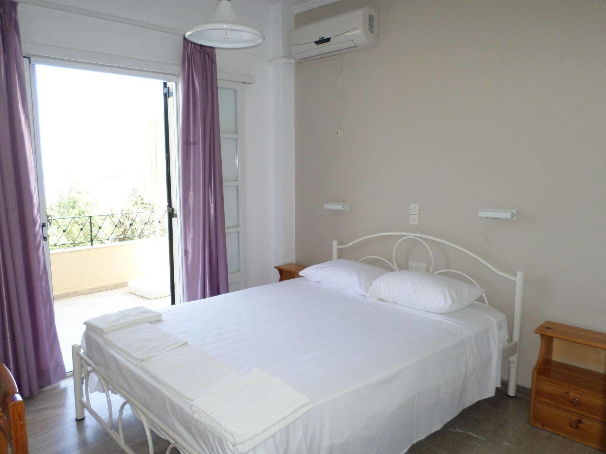 Rising Sun Apartments & Studios Беницес Екстериор снимка