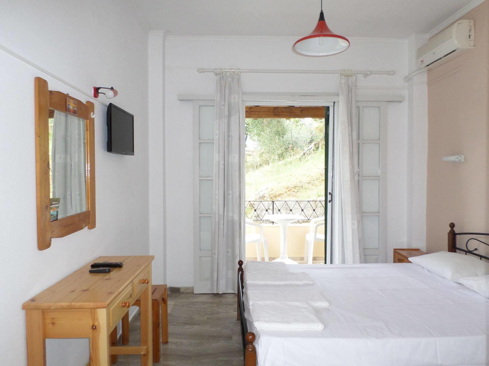 Rising Sun Apartments & Studios Беницес Екстериор снимка