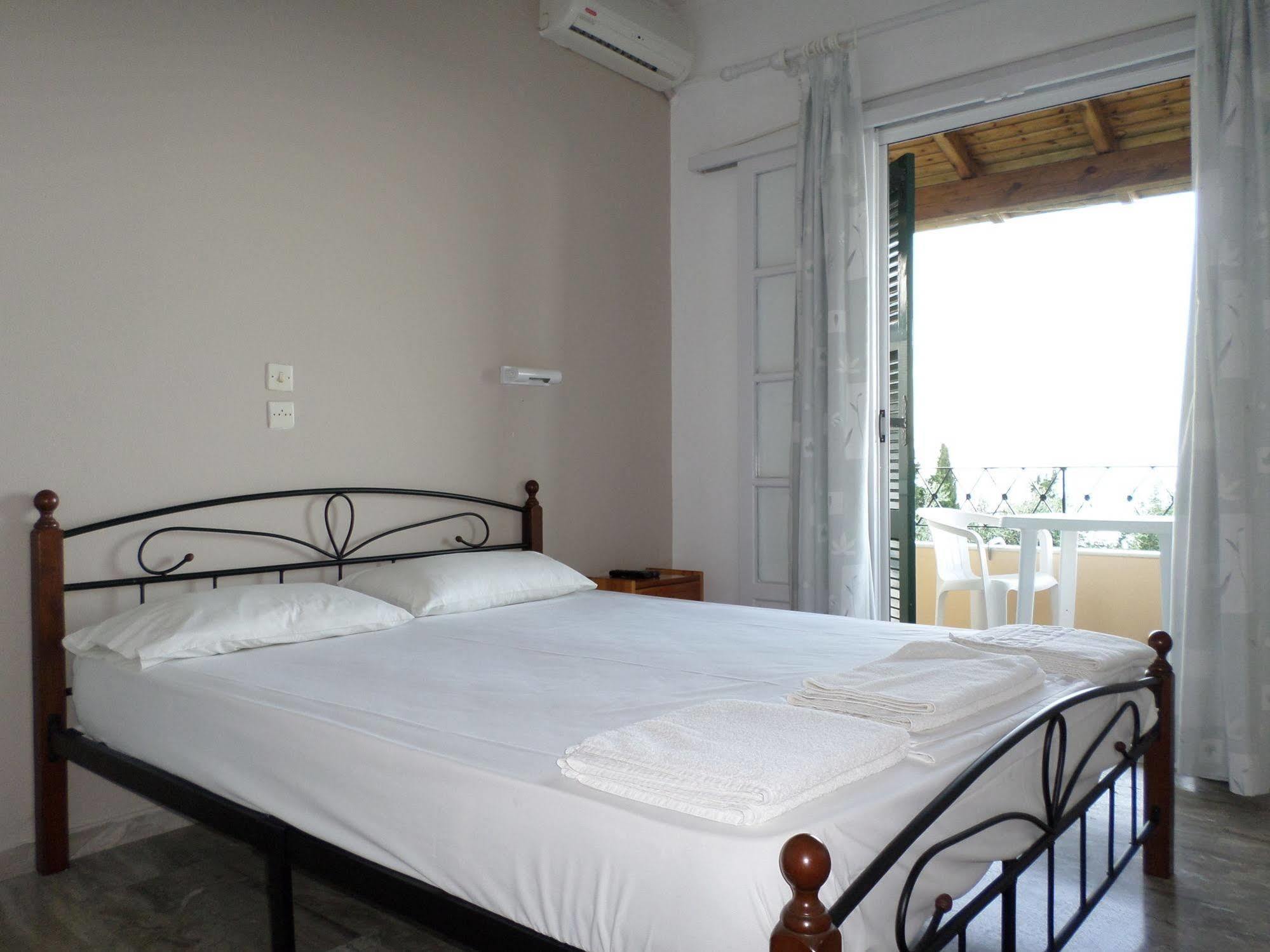 Rising Sun Apartments & Studios Беницес Екстериор снимка