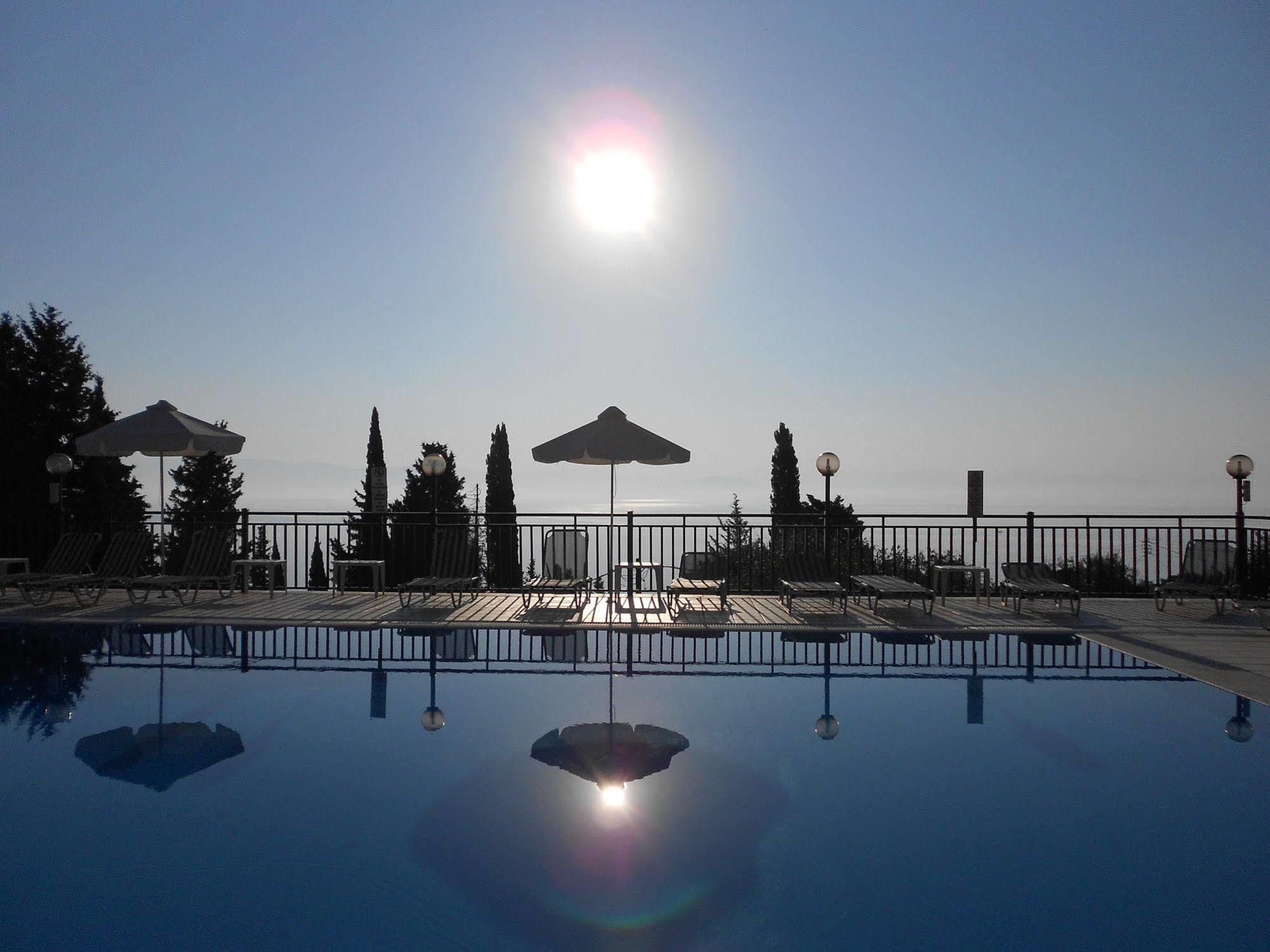 Rising Sun Apartments & Studios Беницес Екстериор снимка
