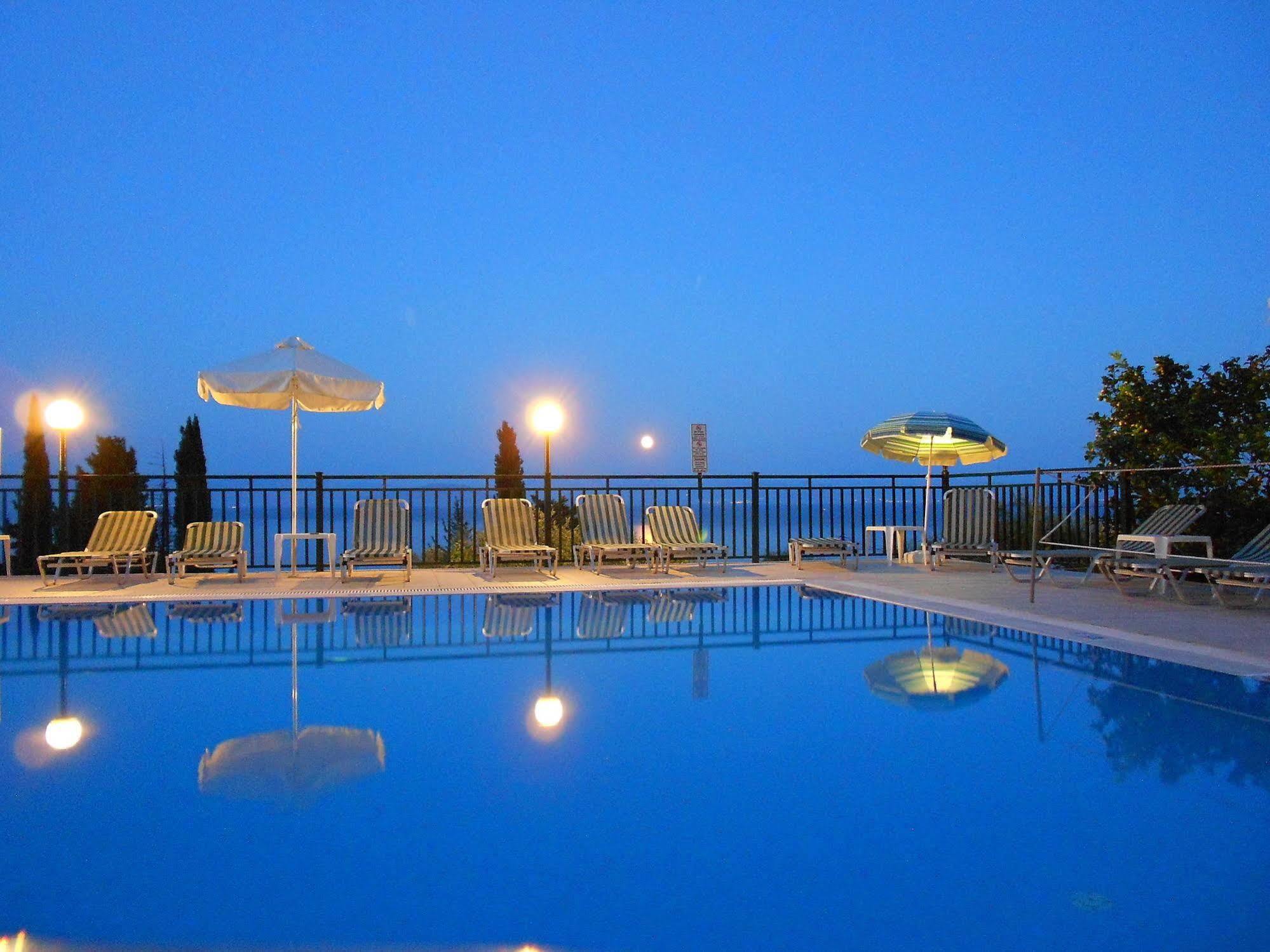 Rising Sun Apartments & Studios Беницес Екстериор снимка